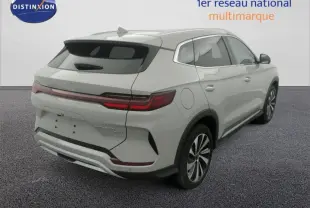 Vue 3/4 arrière droite du BYD SEAL U 2025 en blanc Boundless Cloud avec feux arrière LED et toit panoramique.