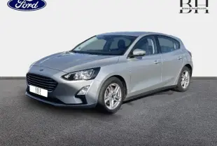 Ford Focus 2020 gris lunaire métallisé vue 3/4 avant droit avec jantes alu et phares LED allumés.