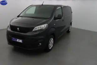 Peugeot Expert Fourgon noir vu en 3/4 avant droit dans un studio, avec calandre et phares visibles.