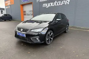 SEAT IBIZA 2024 noir Midnight vue 3/4 avant droit, jantes alliage 18 pouces et calandre hexagonale distinctive.