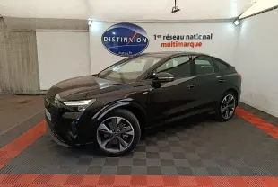 Audi Q4 E-Tron Sportback noir vue 3/4 avant droit en intérieur avec jantes S Line distinctives.