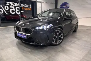 BMW Série 1 118d M Sport noir métal vue 3/4 avant droit avec calandre chromée et jantes 18 pouces bicolores.