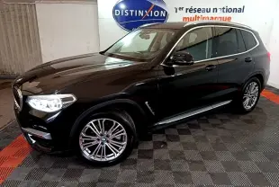 BMW X3 sDrive18d noir en 3/4 avant droit avec phares allumés et jantes alliage multibranches.