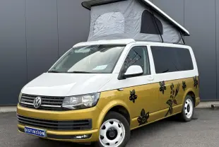 Vue 3/4 avant droite du Volkswagen Transporter aménagé jaune et blanc avec toit relevé et motifs floraux noirs.