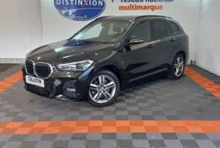 BMW X1 xDrive20d M Sport noir vue 3/4 avant droit en intérieur avec jantes alliage et calandre double haricot.