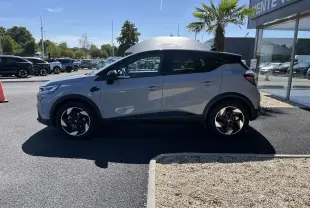 Renault Captur 2025 gris Rafale toit noir en profil droit, avec jantes noires et détails modernes visibles.