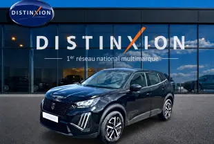 Peugeot 2008 noir en 3/4 avant droit, avec feux LED et jantes alliage distinctives, devant showroom Distinxion.