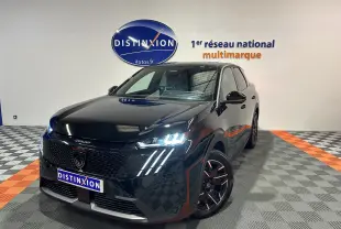 Peugeot 3008 III Hybrid noir en 3/4 avant droit, avec phares LED allumés et jantes noires stylisées.