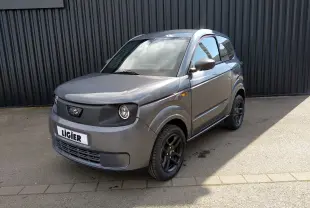 Vue 3/4 avant droit d'une Ligier Myli REVO D+ MAX gris graphite avec jantes noires et calandre sombre.