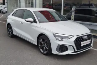 Audi A3 Sportback blanc Glacier métallisé vue 3/4 avant droit, avec calandre noire et jantes alliage foncé.