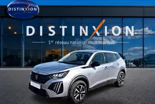Peugeot 2008 gris en 3/4 avant droit, avec jantes noires et détails noirs sur les rétroviseurs et calandre.