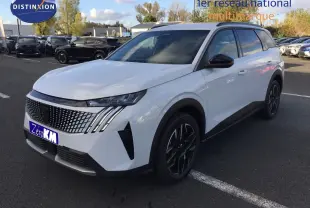 Peugeot 5008 hybride blanc Okenite en 3/4 avant droit, avec calandre moderne et jantes noires distinctives.