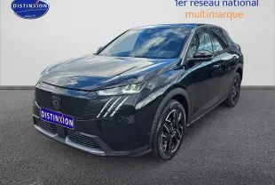 Peugeot 3008 noir vue 3/4 avant droit avec calandre noire et jantes alliage distinctives.
