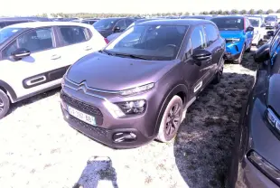 Citroën C3 gris foncé vue 3/4 avant droit, avec Airbump noirs et jantes alliage diamantées.