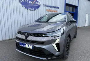 Vue 3/4 avant droite d’un Renault Symbioz gris Cassiopée métallisé avec signature lumineuse distinctive et jantes noires.