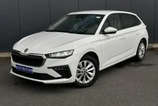 Vue 3/4 avant droite d'une Skoda Scala blanche Candy avec jantes alliage et vitres latérales surteintées.