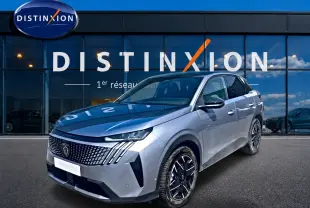 Peugeot 3008 gris en 3/4 avant droit, avec calandre distinctive et jantes alliage noires devant showroom Distinxion.