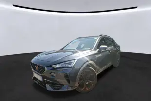 CUPRA Formentor gris magnétique en 3/4 avant droit, avec jantes alliage 19 pouces Black Copper et calandre marquée Copper.