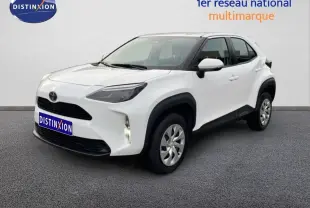 Toyota Yaris Cross blanc pur en 3/4 avant droit, avec calandre noire et protections d'ailes noires.