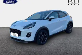 Ford Puma blanc en vue 3/4 avant droit, avec jantes alliage noires et détails noirs contrastants.