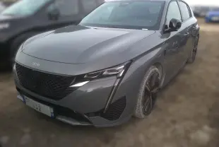 PEUGEOT 308 1.6 PHEV gris clair en vue 3/4 avant droit, avec calandre noire et jantes noires distinctives.