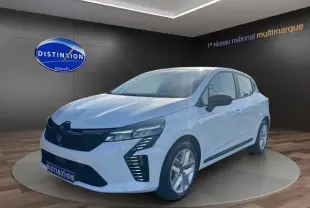 Renault Clio V blanc en 3/4 avant droit, avec feux LED Pure Vision et enjoliveurs 16 pouces Amiticia.