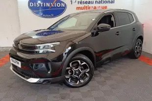Citroën C5 Aircross noir vue 3/4 avant droit en intérieur avec jantes distinctives et calandre moderne.