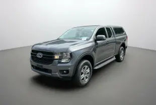 Ford Ranger gris carbone 2025 en 3/4 avant droit avec cabine allongée et toit rigide HD-Top.