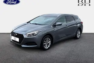Hyundai i40 SW 2017 gris Sleek Silver vue 3/4 avant droit avec jantes alu et phares LED diurnes allumés