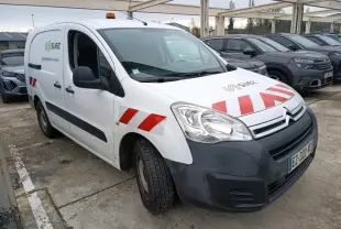 Vue 3/4 avant gauche d'un Citroën Berlingo blanc avec marquages rouges et logo Suez, équipé d'un gyrophare orange.