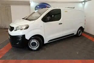 Vue de profil côté gauche du Peugeot Expert Fourgon blanc, avec pare-chocs avant noir et jantes acier.