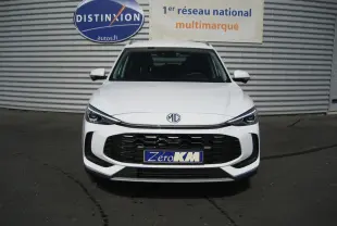 Vue frontale d'un MG ZS 1.5 HYBRID+197 LUXURY blanc avec calandre noire et logo MG centré.
