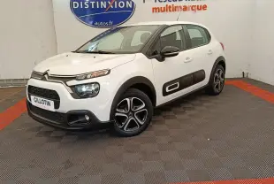 Citroën C3 blanc vue 3/4 avant droit, avec protections latérales noires et jantes alliage distinctives.