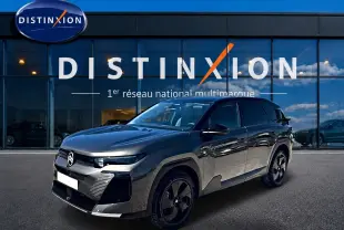 Vue 3/4 avant droite du Citroën C5 Aircross hybride gris platinium avec toit noir et jantes alliage 19 pouces.