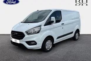 Fourgon Ford Transit Custom blanc glacier vu en 3/4 avant droit avec calandre noire et jantes acier.