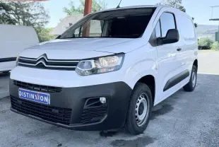 Citroën Berlingo blanc en 3/4 avant droit, avec pare-chocs noir mat et jantes acier simples.