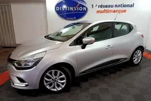 Renault Clio Business gris clair vue de profil droit en intérieur, avec jantes alliage et feux avant visibles.