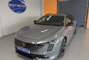 Peugeot 508 SW gris selenium vue 3/4 avant droit, avec calandre distinctive et jantes aluminium 18 pouces.