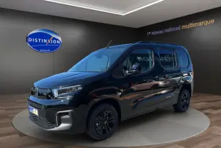 Citroën Berlingo noir en 3/4 avant droit, avec jantes noires et calandre moderne dans un showroom.