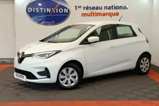 Renault ZOE Business 2021 blanc vue 3/4 avant droit en intérieur avec jantes acier et logo distinctif Renault.