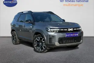 SUV Dacia Bigster gris schiste en 3/4 avant droit avec jantes alu noires et toit noir.