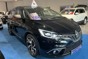 Renault Scenic IV noir étoile métal avec toit gris en 3/4 avant droit dans un showroom lumineux