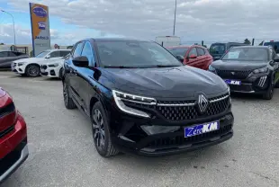 Renault Austral noir étoilé en 3/4 avant droit, avec calandre moderne et jantes alliage 19 pouces Komah.