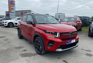 SUV Citroën C3 Turbo 100 CH rouge Elixir avec toit noir, vu en 3/4 avant droit sur parking extérieur.