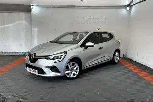 Renault Clio Business TCe 100 2020 gris clair vue 3/4 avant droit dans un garage avec sol noir et bandes orange.