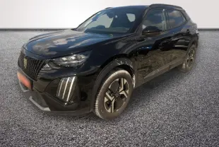 Peugeot 2008 Hybrid 145 e-DCS6 GT noire vue en 3/4 avant droit, avec feux LED et jantes distinctives.