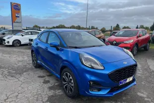 Ford Puma bleu métallisé en vue 3/4 avant droit, avec jantes alliage noires et calandre noire distinctive.
