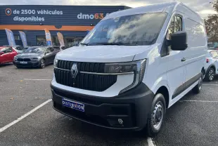 Renault Master blanc en 3/4 avant droit, avec calandre noire verticale et pare-chocs noir mat, stationné en extérieur.