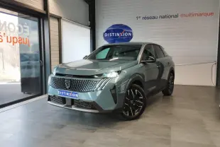 Peugeot 3008 hybride bleu azur en 3/4 avant droit dans un showroom avec calandre distinctive et jantes noires.