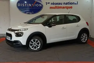 Citroën C3 blanche vue de profil côté gauche, avec protections noires et jantes alliage distinctives.